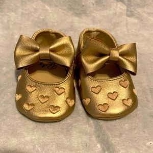 🦋Infant moccasins gold slip on, size 0-6 mos